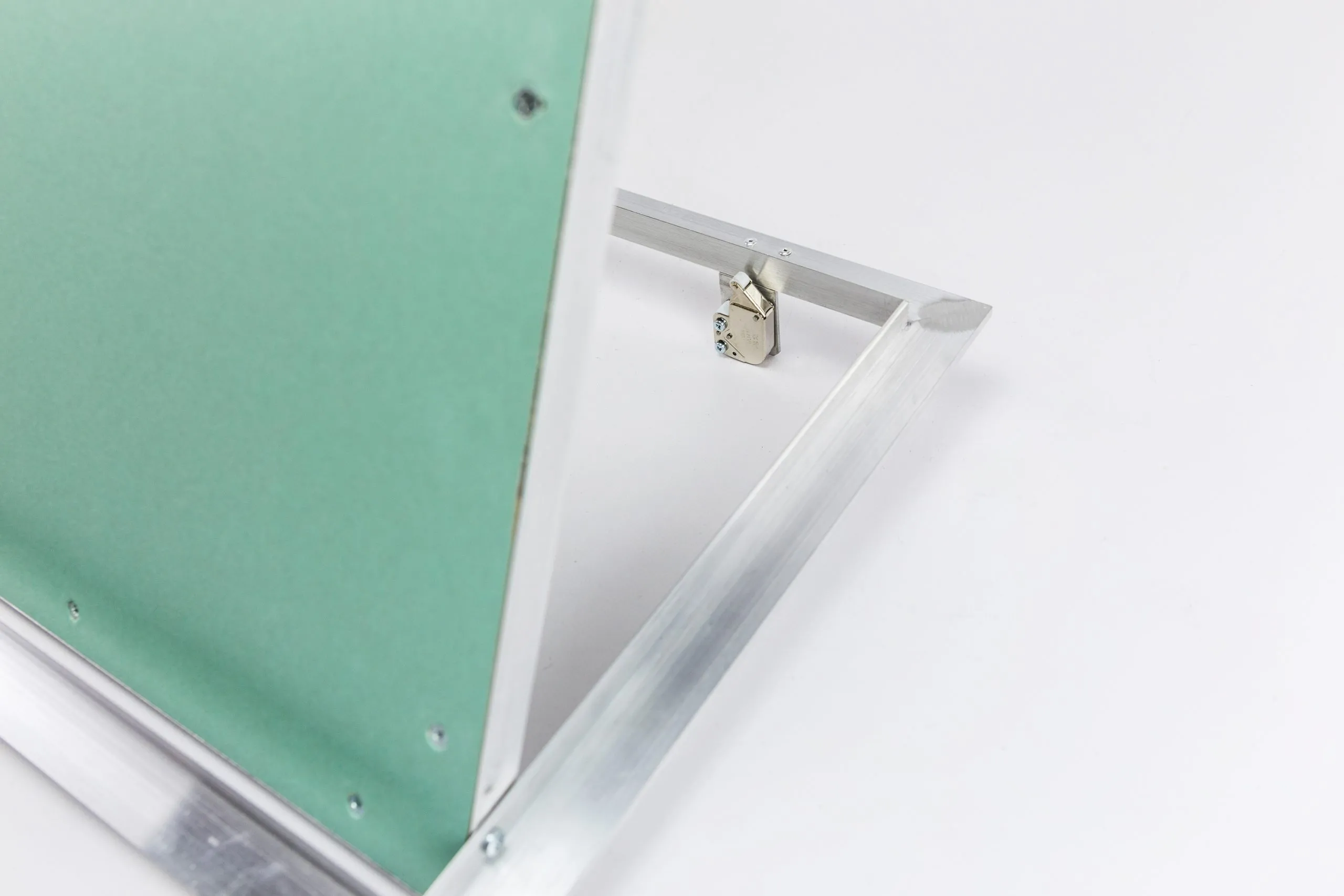 Відкритий люк «Стандарт» із замком Mini-Latch на рамі