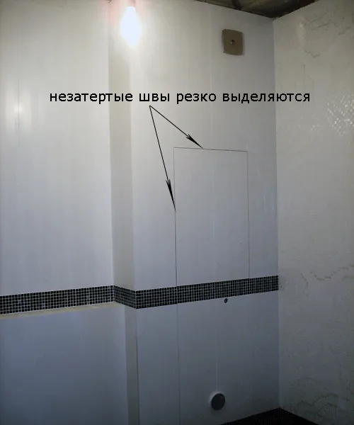 Незатерті шви навколо ревізійного люка виділяються на плитці